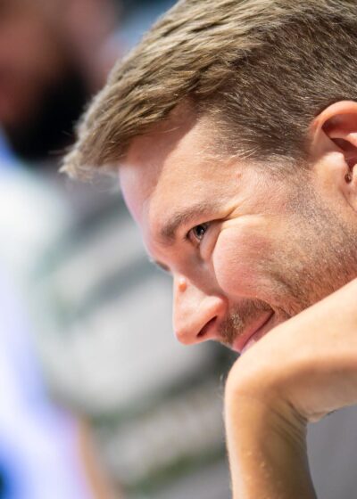 Tapio Vihakas nojailemassa rentona käteensä pokeripöydässä