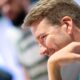 Tapio Vihakas nojailemassa rentona käteensä pokeripöydässä