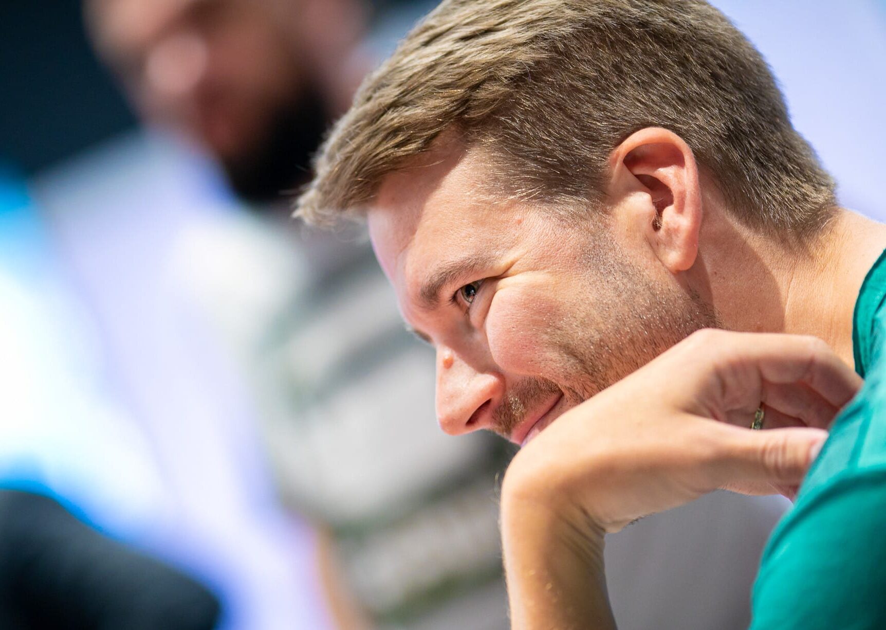 Tapio Vihakas nojailemassa rentona käteensä pokeripöydässä