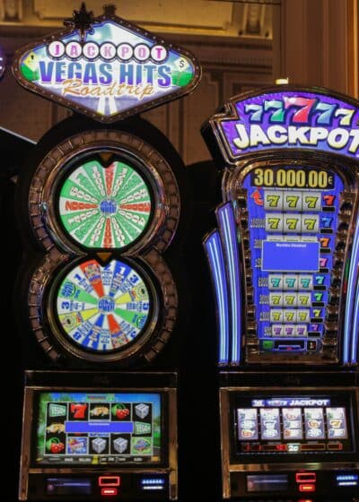 Värikkäitä pelikoneita rivissä seinää vasten.