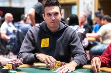 Doug Polk virnuilemassa pokeripöydän ääressä