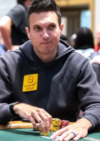 Doug Polk virnuilemassa pokeripöydän ääressä