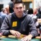 Doug Polk virnuilemassa pokeripöydän ääressä