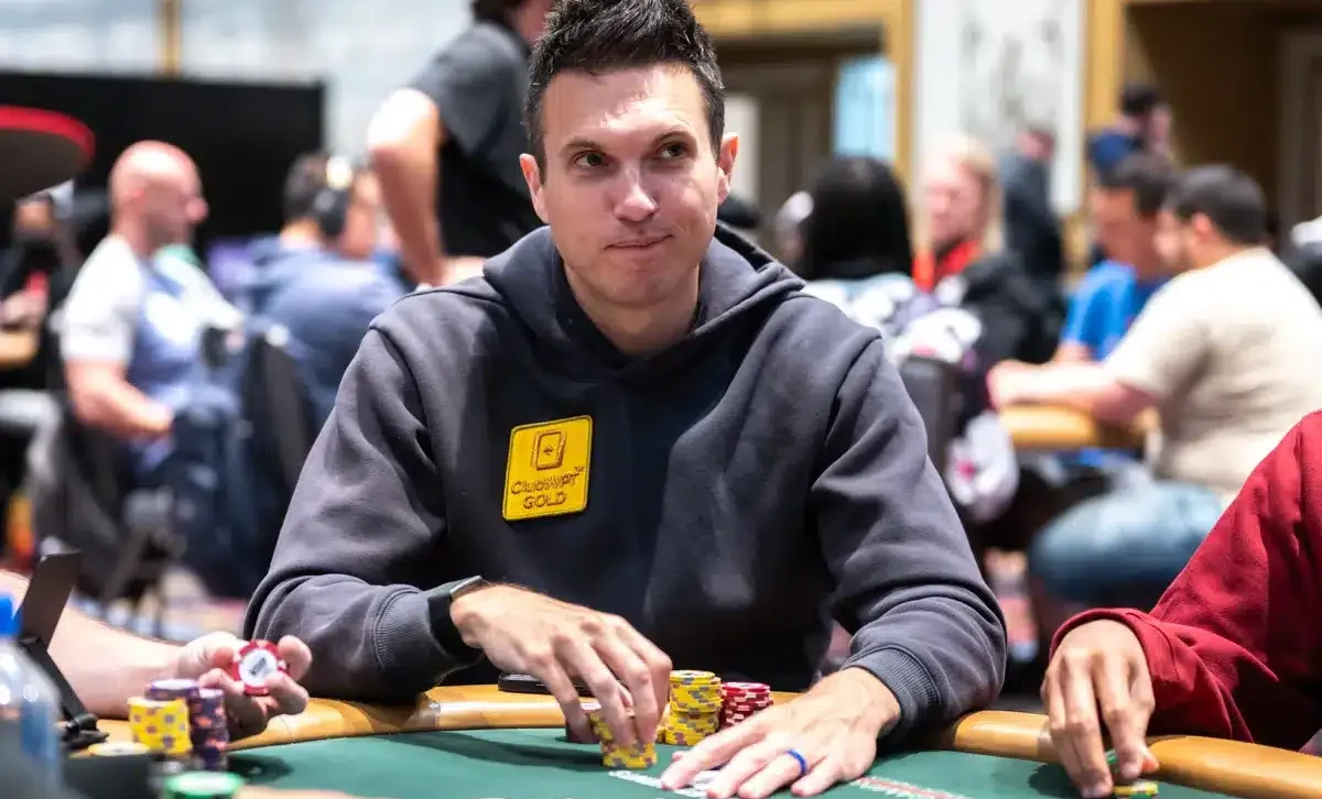Doug Polk virnuilemassa pokeripöydän ääressä