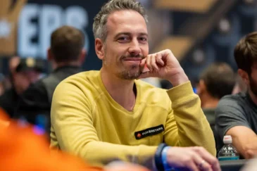 Lex Veldhuis keltaisessa paidassa Pokerstarsin logo rinnassa, sittemmin tiet ovat erkaantuneet