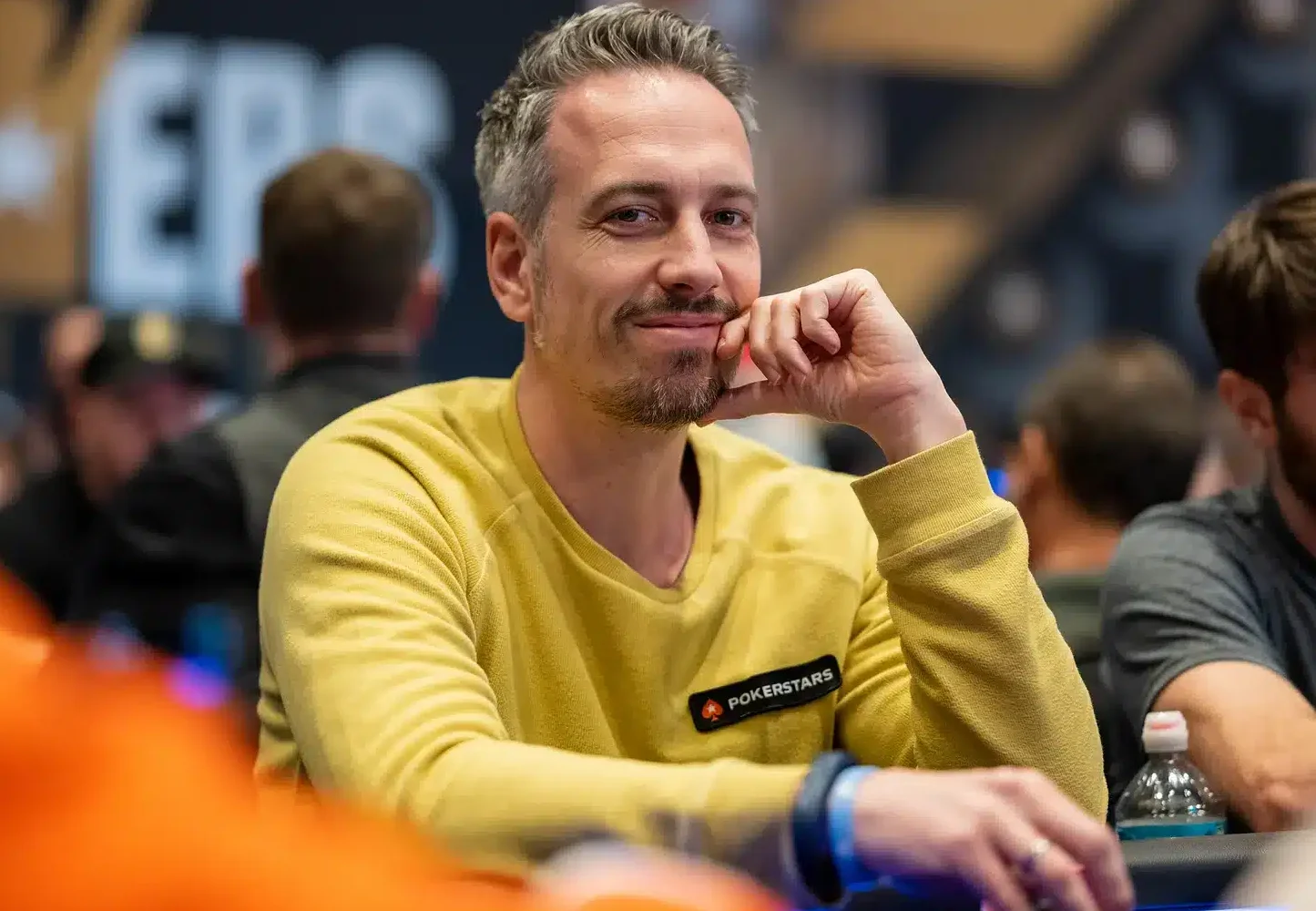 Lex Veldhuis keltaisessa paidassa Pokerstarsin logo rinnassa, sittemmin tiet ovat erkaantuneet