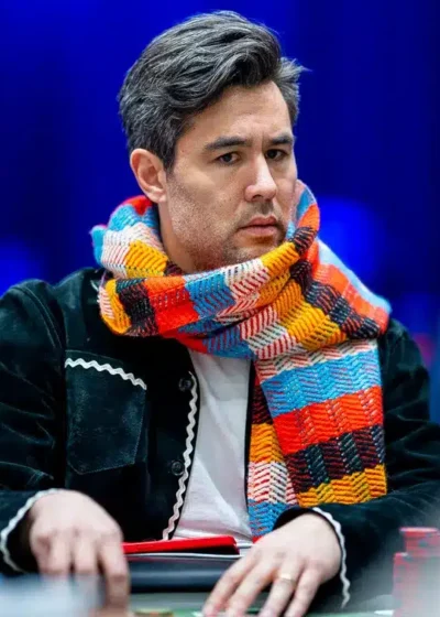 Galen Hall pokeripöydässä jättimäinen värikäs kaulahuivi yllään