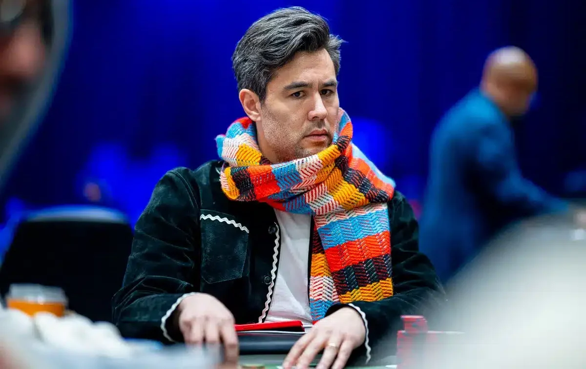 Galen Hall pokeripöydässä jättimäinen värikäs kaulahuivi yllään