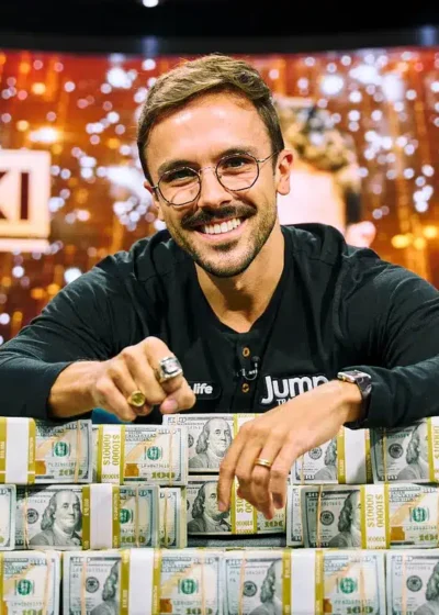 Yuri Dzivielevski massiivisen rahapinon keskellä voitettuaan mixed-turnauksen Las Vegasissa