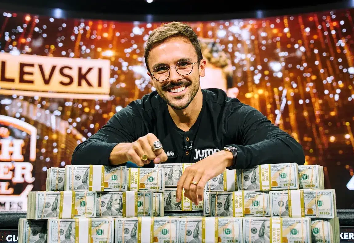 Yuri Dzivielevski massiivisen rahapinon keskellä voitettuaan mixed-turnauksen Las Vegasissa