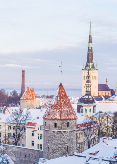 Viron pääkaupunki Tallinna kauniin lumipeiton suojassa