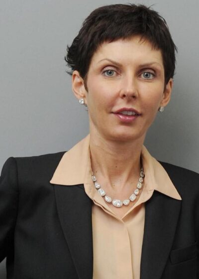 Kuvassa Bet365 onlinekasinon perustaja, sekä toimitusjohtaja Denise Coates, jolla on päällä vaalea kauluspaita ja tumma takki.