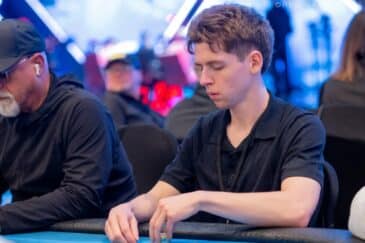 Kuvassa pokerisisällöntuottaja Corey Eyring, päällään musta paita hänen ollessa pokeripöydässä.