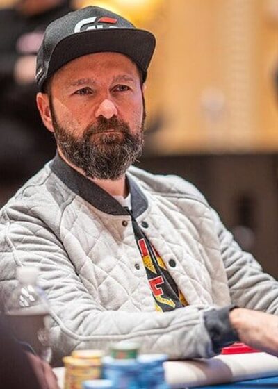 Daniel Negreanu vakavana lippis päässään