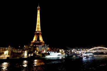 Eiffel-torni valaistuna Pariisissa