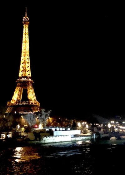 Eiffel-torni valaistuna Pariisissa