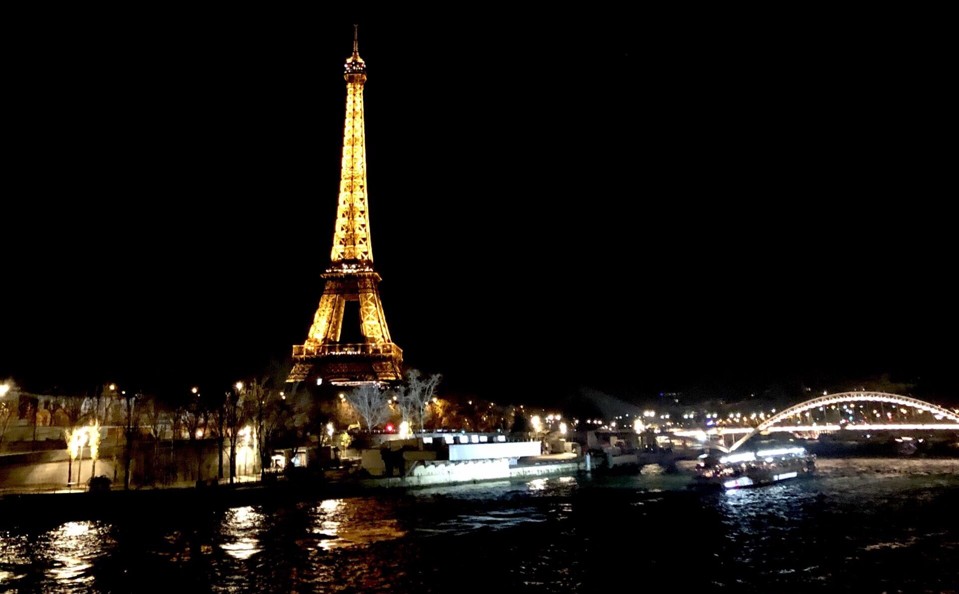 Eiffel-torni valaistuna Pariisissa