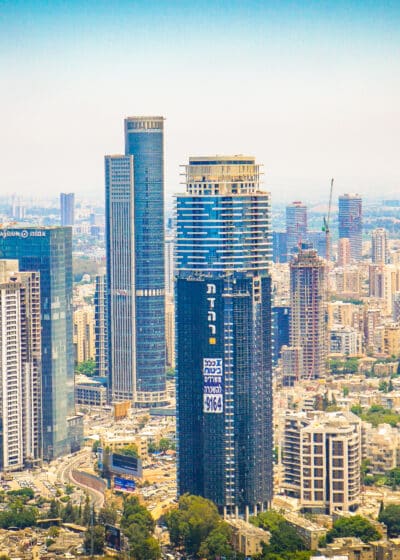 Israelin Tel Avivin kaupungin siluetti aurinkoisena päivänä