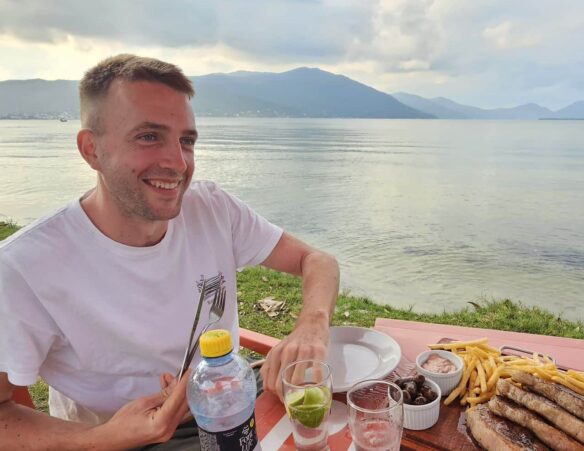 Samuel Vousden istuu herkkupöydän ääressä Brasiliassa