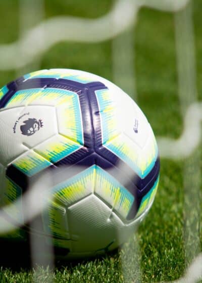 Kuvassa valkoinen jalkapallo vihreällä nurmikolla. Pallossa on sinisiä yksityiskohtia ja Valioliigan logo.