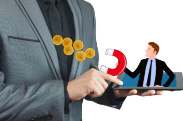 Kuvassa puhelimesta nouseva mies vie magneetilla rahaa, harmaatakkiselta käyttäjältä.