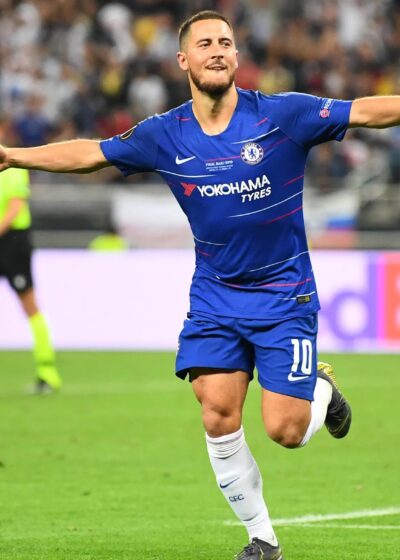 Kuvassa jalkapalloilija Eden Hazard tuulettaa maalia koko sinisessä Chelsean peliasussa.