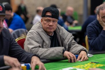 Kuvassa pokeripöydässä istuu Ilari Sahamies jolla on päällään musta pipo ja harmaa huppari. Pöytä on vihreä.
