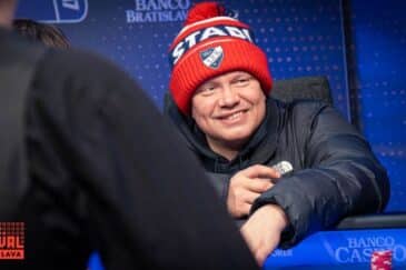 Ilari Sahamies nettipokeri.comin Julkkispeleillä HIFK-pipo päässään