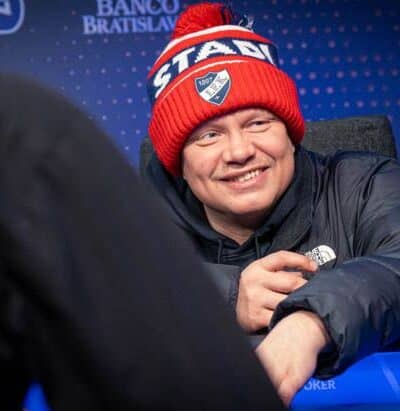 Ilari Sahamies nettipokeri.comin Julkkispeleillä HIFK-pipo päässään
