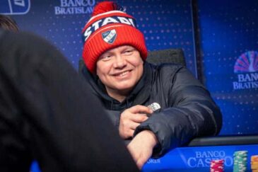Ilari Sahamies nettipokeri.comin Julkkispeleillä HIFK-pipo päässään