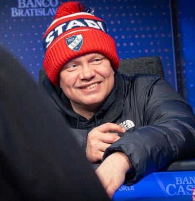 Ilari Sahamies nettipokeri.comin Julkkispeleillä HIFK-pipo päässään