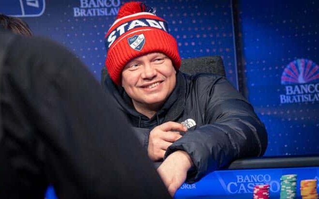 Ilari Sahamies nettipokeri.comin Julkkispeleillä HIFK-pipo päässään
