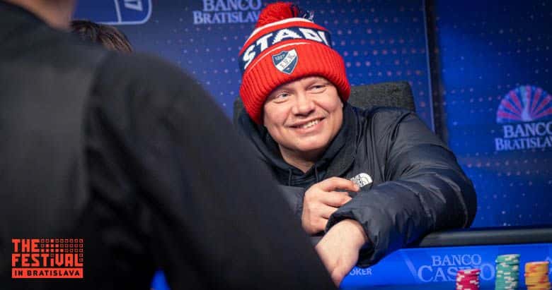 Ilari Sahamies nettipokeri.comin Julkkispeleillä HIFK-pipo päässään