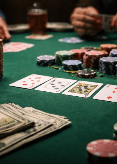 Pokeripöytä täynnä kortteja, chippejä ja rahaa