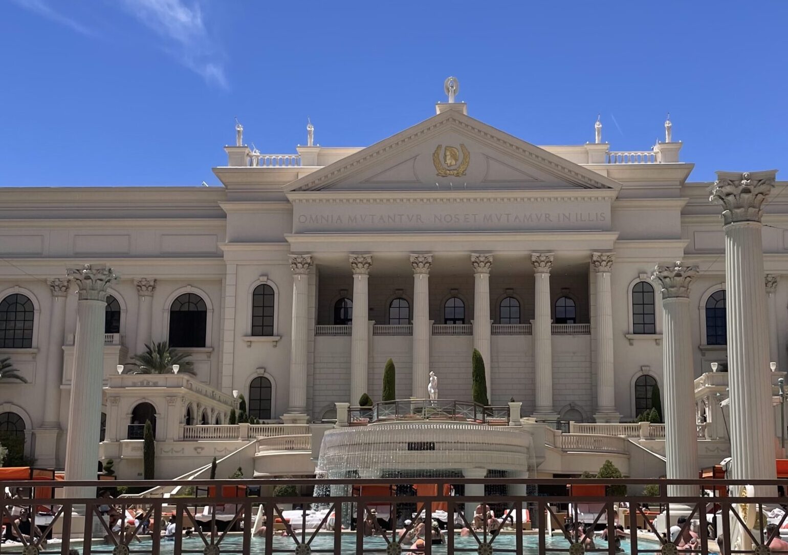 Antti Tiaisen ottama kuva Las Vegasin Caesars Palacen uima-altaista