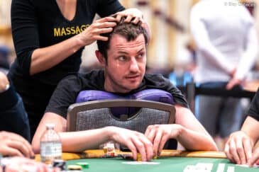 Tom Dwan saamassa hierontaa pokeripöydässä