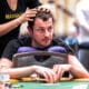 Tom Dwan saamassa hierontaa pokeripöydässä