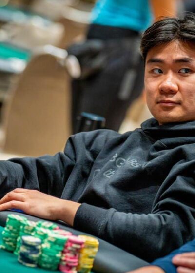 Hengtao Zhu istuu pokeripöydän ääressä harmaassa hupparissa