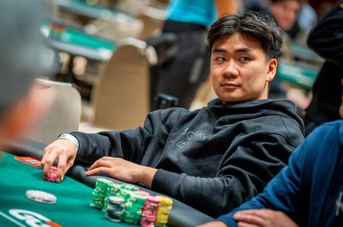 Hengtao Zhu istuu pokeripöydän ääressä harmaassa hupparissa