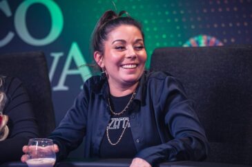 Amanda Harkimo pokeripöydän ääressä