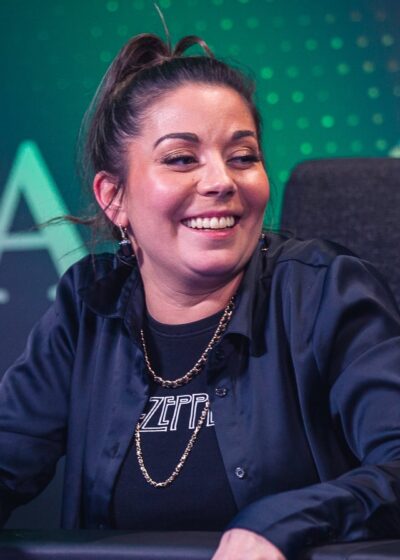 Amanda Harkimo pokeripöydän ääressä