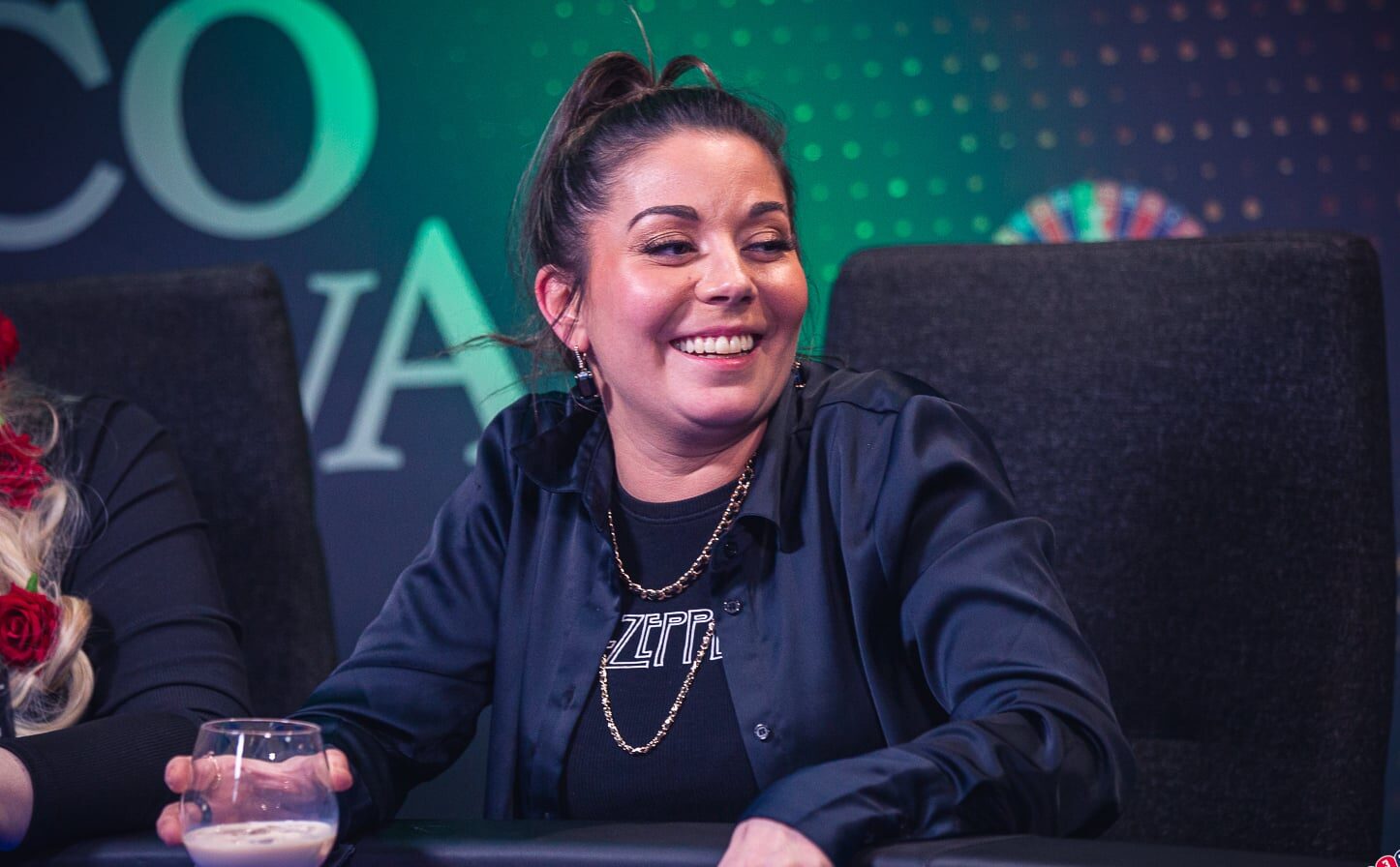 Amanda Harkimo pokeripöydän ääressä