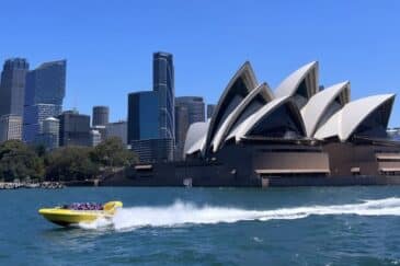 Sydneyn oopperatalo joelta päin