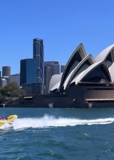 Sydneyn oopperatalo joelta päin