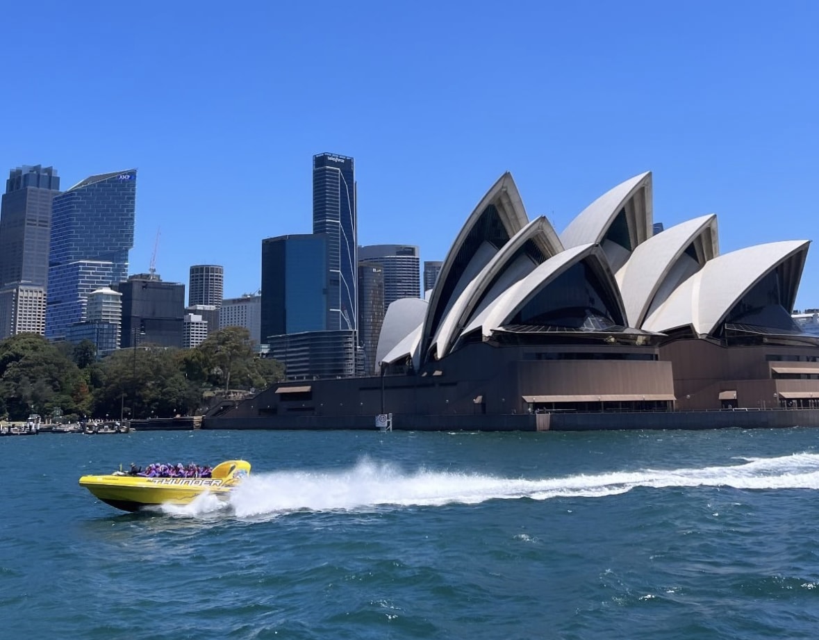 Sydneyn oopperatalo joelta päin