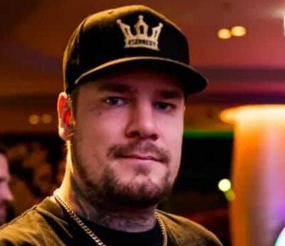 Striimaaja Henri "Huneasd" Hyttinen lippis päässään