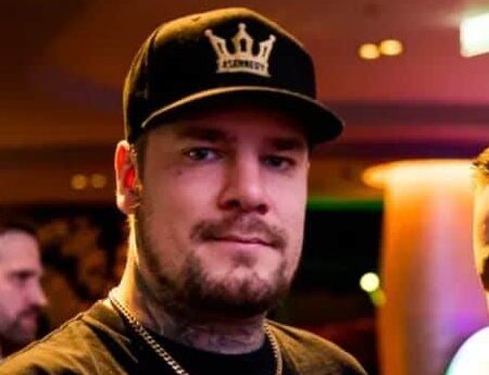 Striimaaja Henri "Huneasd" Hyttinen lippis päässään