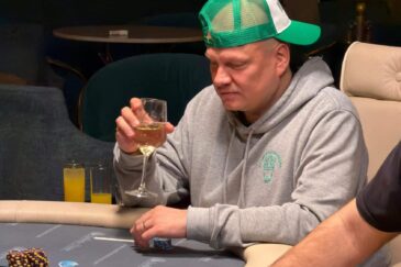 Ilari Sahamies pokeripöydän ääressä viinilasi kädessään