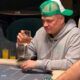 Ilari Sahamies pokeripöydän ääressä viinilasi kädessään
