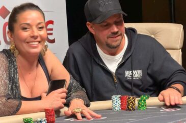 Amanda Harkimo ja Tero Lipponen iloitsemassa pokeripöydässä